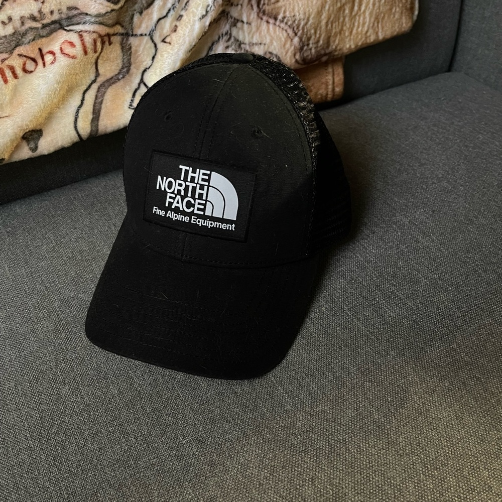 Men’s north face trucker hat